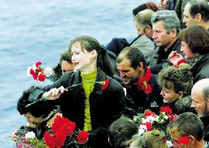 2000年8月24日，俄罗斯“库尔斯克”号核潜艇遇难者的家属向巴伦支海抛洒鲜花，悼念在这里罹难的亲人。