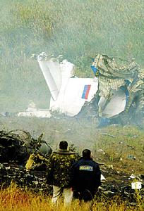 2006年8月23日，紧急救援人员在乌克兰东部顿涅茨克市的图—154客机坠机现场。
