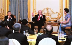 比尔·盖茨(左一)和沃伦·巴菲特在北京与商界、慈善界人士会面交流