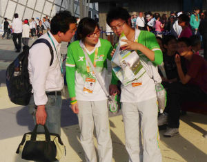 志愿者身着特步“白菜装”为游客指引