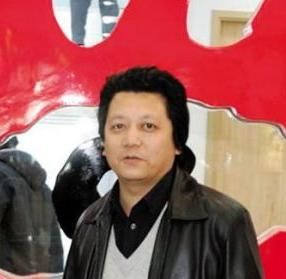 王小山：曾以“黑心杀手”的笔名开创网络黑通社写作风格。从事过十数种职业，现为自由职业者。