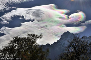 这种奇异的现象是由阳光照射在云当中的小冰晶形成的