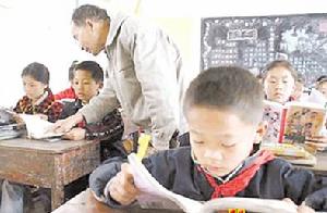 代课老师是一个特殊群体，挣钱少，干活多，在农村老师编制少、需求多的情况下，默默奉献着青春与热血。