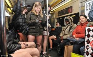 活动当天约100人冒着严寒身穿短裤，穿梭于繁忙的伦敦地铁内