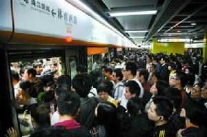 这不是排队购物，也不是排队进景区，这是在排队进广州的地铁站