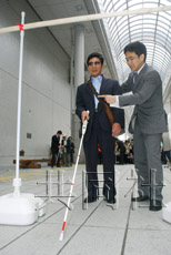 日本的视觉障碍者试用新型电子导盲杖