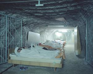 病人们躺在病床上，呼吸含盐空气治病，摄于2009年
