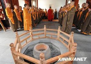 3月25日，僧人们在寺院里举行祈福仪式，祝愿今年的茶叶有个好收成