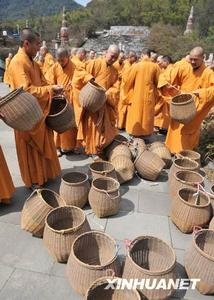 3月25日，僧人们背上茶篓准备去采茶