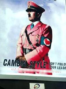 意大利街头张贴“粉红希特勒”海报惹争议
