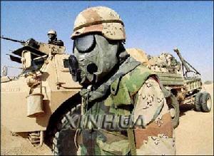 （图）美军士兵头戴防毒面具